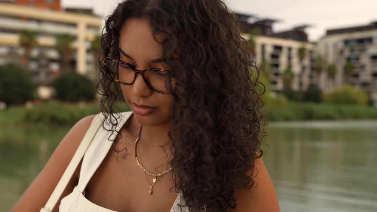 Gros plan sur une femme aux boucles brunes souples et hydratées