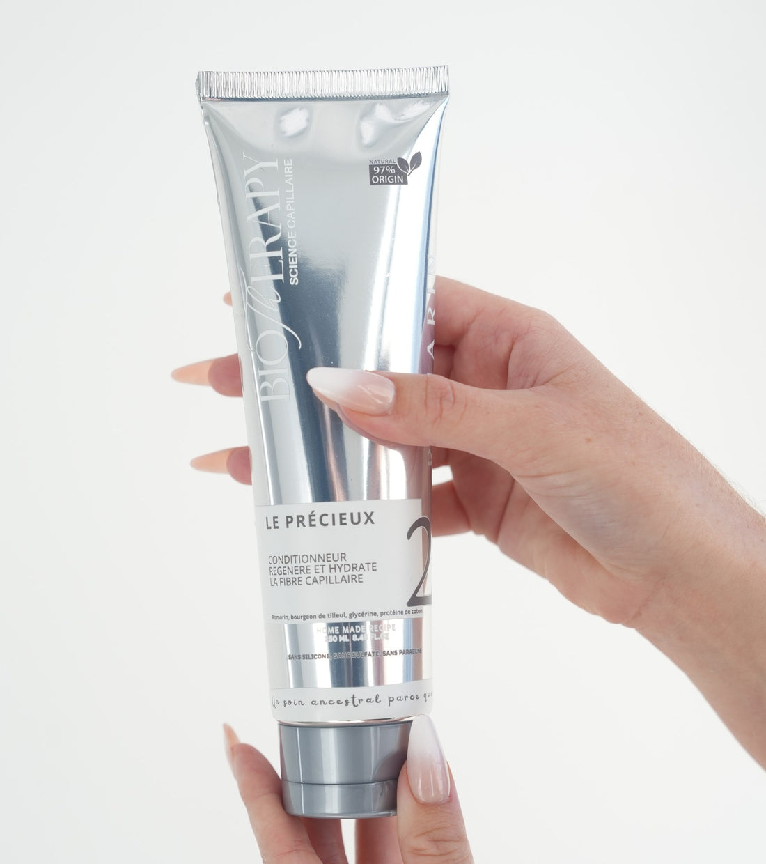 Mains tenant l'après-shampoing Le Précieux N°2 Biotherapy Care