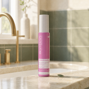 Le soin sans rinçage Le Moléculaire sur une margelle de marbre humide